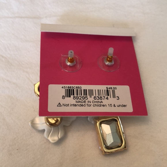 Betsey Johnson Gold Tone Yellow Bee & White Flower Mismatch Drop Earrings NWT - Picture 10 of 11